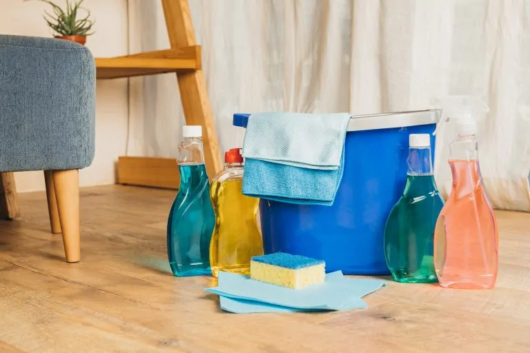 Cleaning laminate floor with cleaner solution