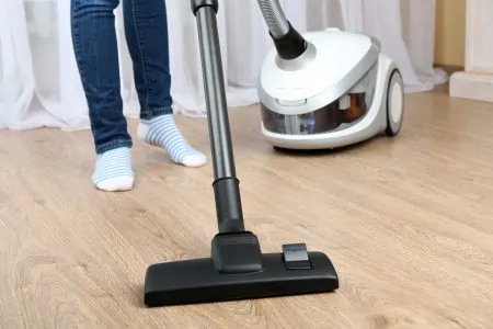 Vacuuming a laminate floor