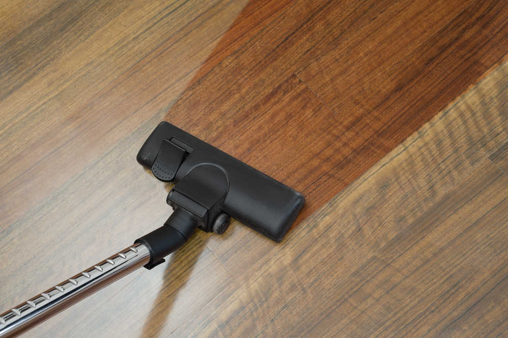 Cleaning laminate floor with vacuum cleaner