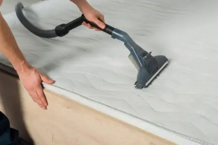 Cleaning a mattress with a steam cleaner