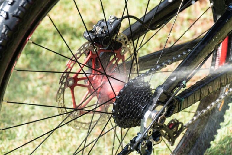 Cleaning bike chain with pressure water